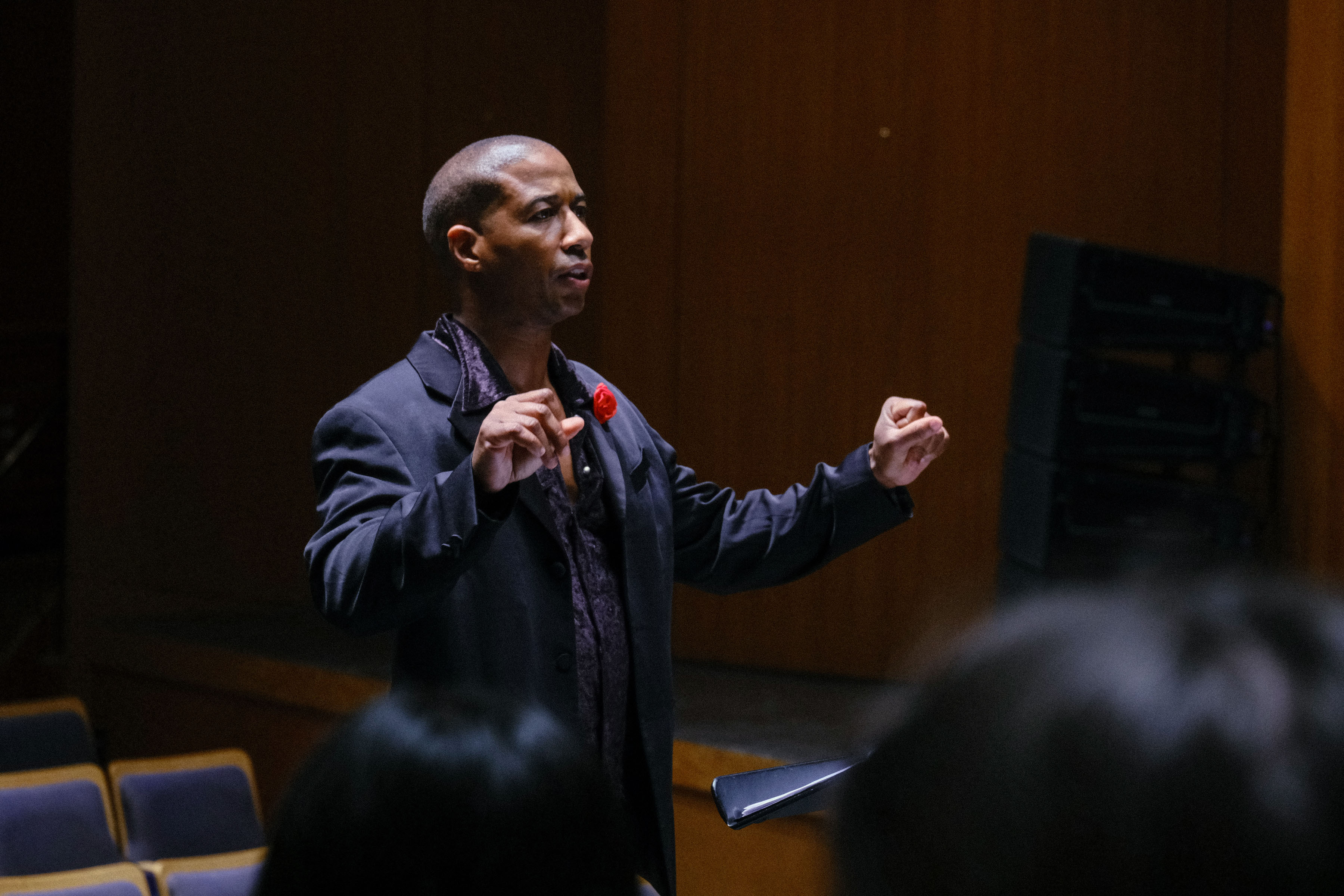 Choir Director Nicolás Dosman in rehearsal (Austin Wang/ UC Davis).