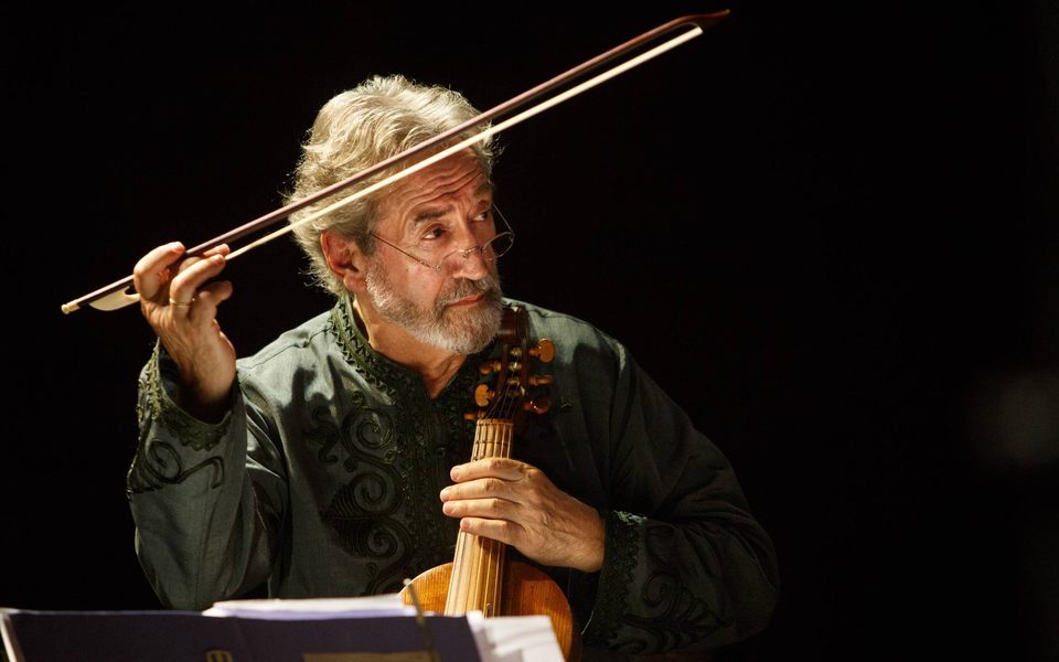 photo of artist with violin