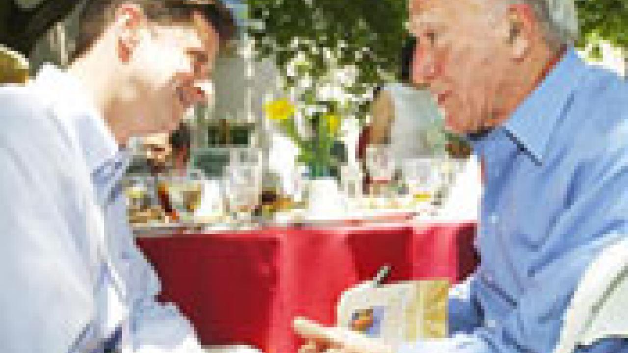 intimate photo of Robert Mondavi talking one-on-one with a UC Davis graduate student